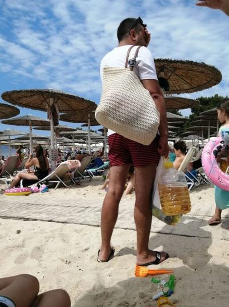 Un român care se afla pe plajă în Thassos a făcut furori pe rețelele de socializare. Internauții s-au amuzat copios: "Ce ai frate în bidon?"