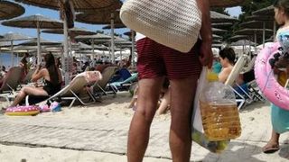 Un român care se afla pe plajă în Thassos a făcut furori pe rețelele de socializare. Internauții s-au amuzat copios: "Ce ai frate în bidon?"