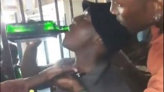 Un pariu cu prietenii i-a adus moartea. Tânărul a băut o sticlă întreagă de alcool în doar două minute