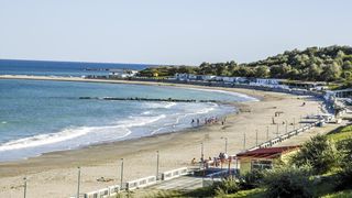 Scandal la malul mării în Eforie Sud. Turişti au fost ameninţaţi şi alungaţi de muncitorii în construcţii. "Au început să sape în jurul nostru"