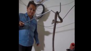 A vrut să se încalțe și a trăit spaima vieții lui