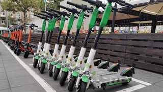 VIDEO - Bicicletele și trotinetele ar putea fi interzise pe străzile din centrul istoric din Brașov