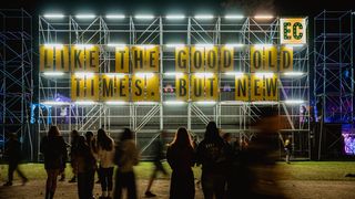 VIDEO | Măsuri extreme luate de autorități pentru festivalul Electric Castle: fanii care vin cu pastile în buzunare trebuie să prezinte la intrare și prescripția de la doctor