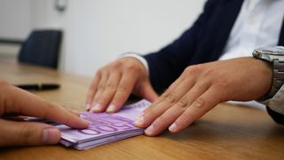 VIDEO | Tot mai mulți români cad în capcana IFN-urilor. Ce trebuie să știe toată lumea