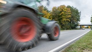 Un bărbat din Bistrița-Năsăud a murit în chinuri groaznice. Tractorul în care se afla s-a răsturnat