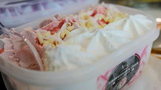 Pățania unui bărbat: și-a cumpărat &icirc;nghețată, apoi a rămas surprins de ce a găsit &icirc;n ea