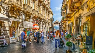 VIDEO - Un proiect al Primăriei Capitalei vrea să impună o schemă de culori neutră și alte reguli strice pentru a uniformiza fațadele magazinelor