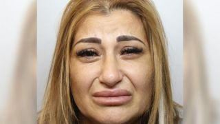  O româncă fura ceasuri de lux de la bătrânii pe care îi îmbrățișa pe stradă