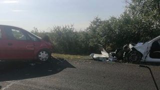 Trei persoane au fost rănite, după ce un șofer a intrat pe contrasens