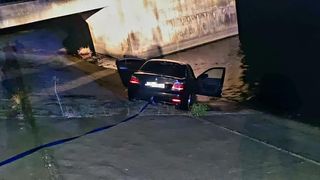 Accident rutier șocant: un bărbat a sărit cu mașina în apă după ce s-a certat cu soția