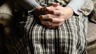 VIDEO | Opt bătrâni au fost bătuți și șantajați de angajații a două cămine private din București. Patru persoane au fost reţinute