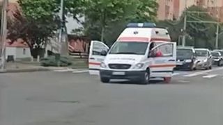 VIDEO | O ambulanță s-a stricat &icirc;n mijlocul unei intersecții din Piatra Neamț