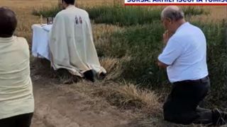 Imagini uluitoare cu ÎPS Teodosie. S-a rugat, în genunchi, pe câmp pentru a atrage ploaia
