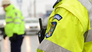   Trei persoane au fost rănite într-un accident, iar șoferul, băut și fără carnet, a fugit