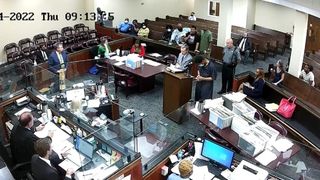 Gestul unui tată îngenuncheat de durere. Bărbatul s-a năpustit asupra tânărului care i-a ucis fiul