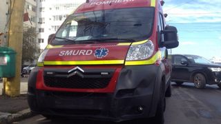  Un autoturism a intrat &icirc;ntr-un grup de persoane aflate pe marginea unui drum