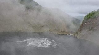 Acest lac fierbe. Apa are 95 de grade, iar cine se scaldă moare