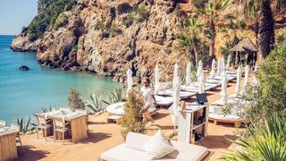 Pe această plajă un șezlong costă 500 de euro. Ce spun turiștii