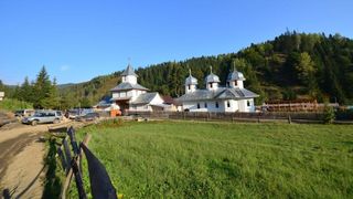 Incendiu de proporții în Neamț, la Mănăstirea Tărcuța: Pompierii s-au luptat cu flăcările ore în șir