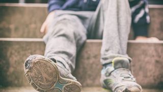 Povestea dramatică a unui copil de 10 ani din județul Alba. A îngrijit şi hrănit patru fraţi mai mici abandonaţi de mamă