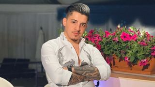 Mascații au intervenit în forță la concertul lui Bogdan de la Ploieşti. Manelistul cânta pe scena unui club din Buzău