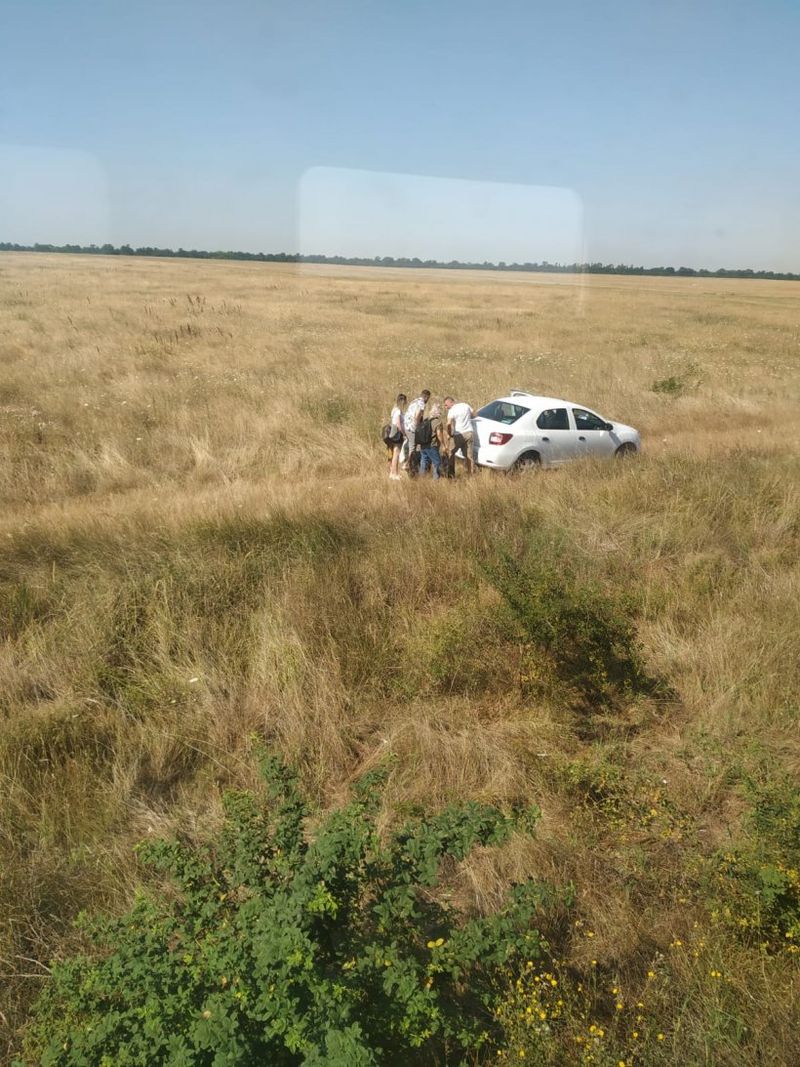 Un tren este în câmp de trei ore la Târgu Jiu. Zeci de călători sunt ținuți în căldura infernală