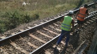 Un tren este în câmp de trei ore la Târgu Jiu. Zeci de călători sunt ținuți în căldura infernală