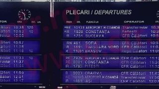 Un tren este în câmp de trei ore la Târgu Jiu. Zeci de călători sunt ținuți în căldura infernală