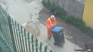 Descoperire macabră a polițiștilor britanici! Un român a fost surprins de camerele de supraveghere cum transporta un cadavru în tomberon