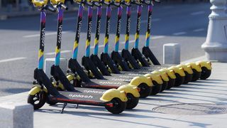 Un bărbat care circula cu trotineta a fost lovit de tramvai în București