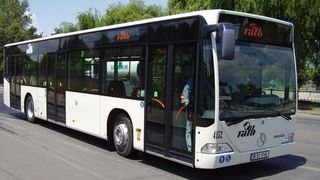  Doi șoferi de autobuz sunt cercetați discliplinar după ce au umilit o tânără în scaun cu rotile
