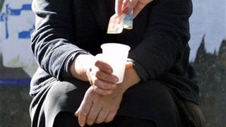 O copilă de 9 ani era obligată de părinți să cerșească și să dea banii pentru alcool