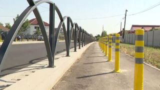 VIDEO - Autoritățile dintr-o comună au construit piste pentru biciclete de zeci de mii de euro