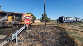Locomotiva unui tren cu 100 de pasageri a luat foc în mers. Mecanicul a suferit arsuri de gradul II