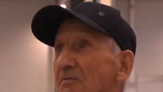 Povestea impresionantă a unui bărbat de 88 de ani din Capitală. Își dorește să devină avocat: "Ce o vrea Dumnezeu"