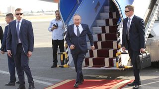 Probleme de sănătate pentru Vladimir Putin. Liderul de la Kremlin a fost surprins tușind de zeci de ori &icirc;n timpul unei declarații făcute &icirc;n Iran