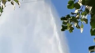 O conductă de apă spartă s-a transformat într-o fântână arteziană