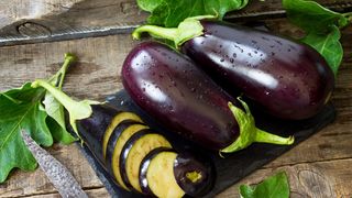 Reţete cu vinete: Cele mai delicioase feluri de mâncare