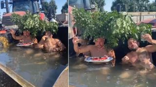 Imagini incredibile din Argeș. Câțiva fermieri și-au transformat cuva excavatorului într-un jacuzzi