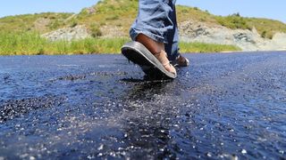  Mai multe drumuri se înmoaie, iar acoperișurile se topesc din cauza temperaturilor ridicate