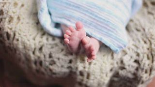 Un bebeluș a murit de foame în casă, după ce mama sa a plecat să se întâlnească cu noul iubit