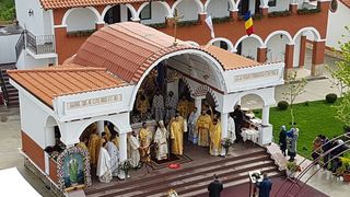 Sute de credincioși se roagă la Mănăstirea Pantocrator pentru a scăpa de caniculă