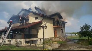 Șapte case din Dolj au fost cuprinse de un incendiu pornit de la candele aprinse &icirc;n cimitir 