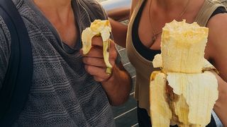 O banană uriașă a fost descoperită de doi turiști. Aceștia ar fi m&acirc;ncat din ea timp de 2 zile