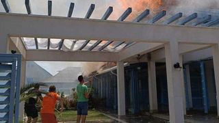 VIDEO - Incendiu la o pensiune din judeţul Tulcea. Focul ar fi pornit din cauza căldurii