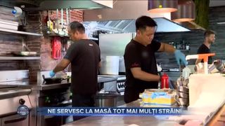 Ne servesc la masă tot mai mulți străini