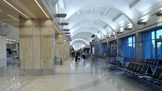 VIDEO - Scandalurile de pe aeroporturi continuă. Pasagerii sunt extrem de revoltați: "Ne-au dat un voucher de 35 de lei"