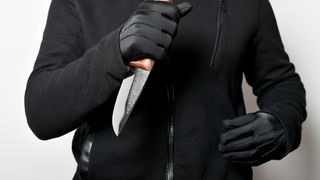 Un tânăr de 23 de ani a fost arestat preventiv după ce și-a înjunghiat mama