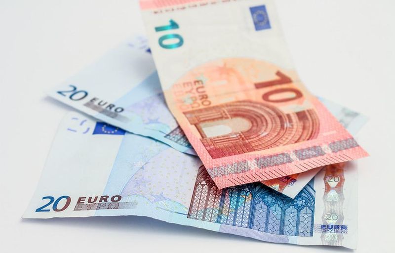 Curs valutar azi, 26 iulie 2022. Evoluția monedei euro și a dolarului