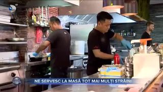 Ne servesc la masă tot mai mulți străini